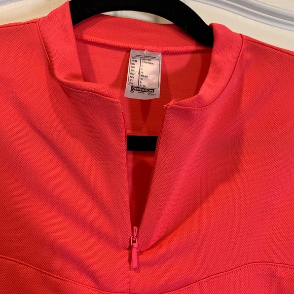 Decathlon – Sports T-Shirt with Back Pockets - Picture 3 of 6